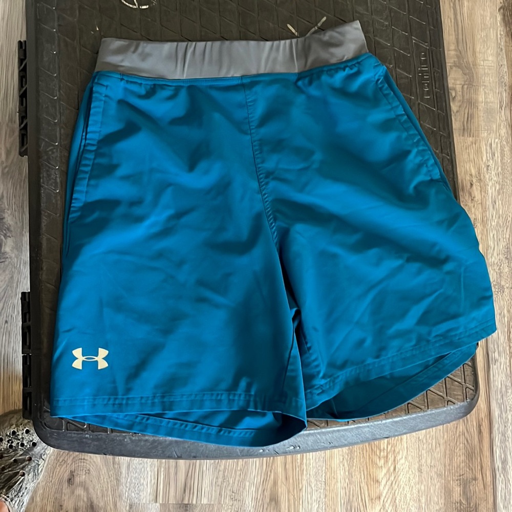 Under armor 6 inch running shorts size medium